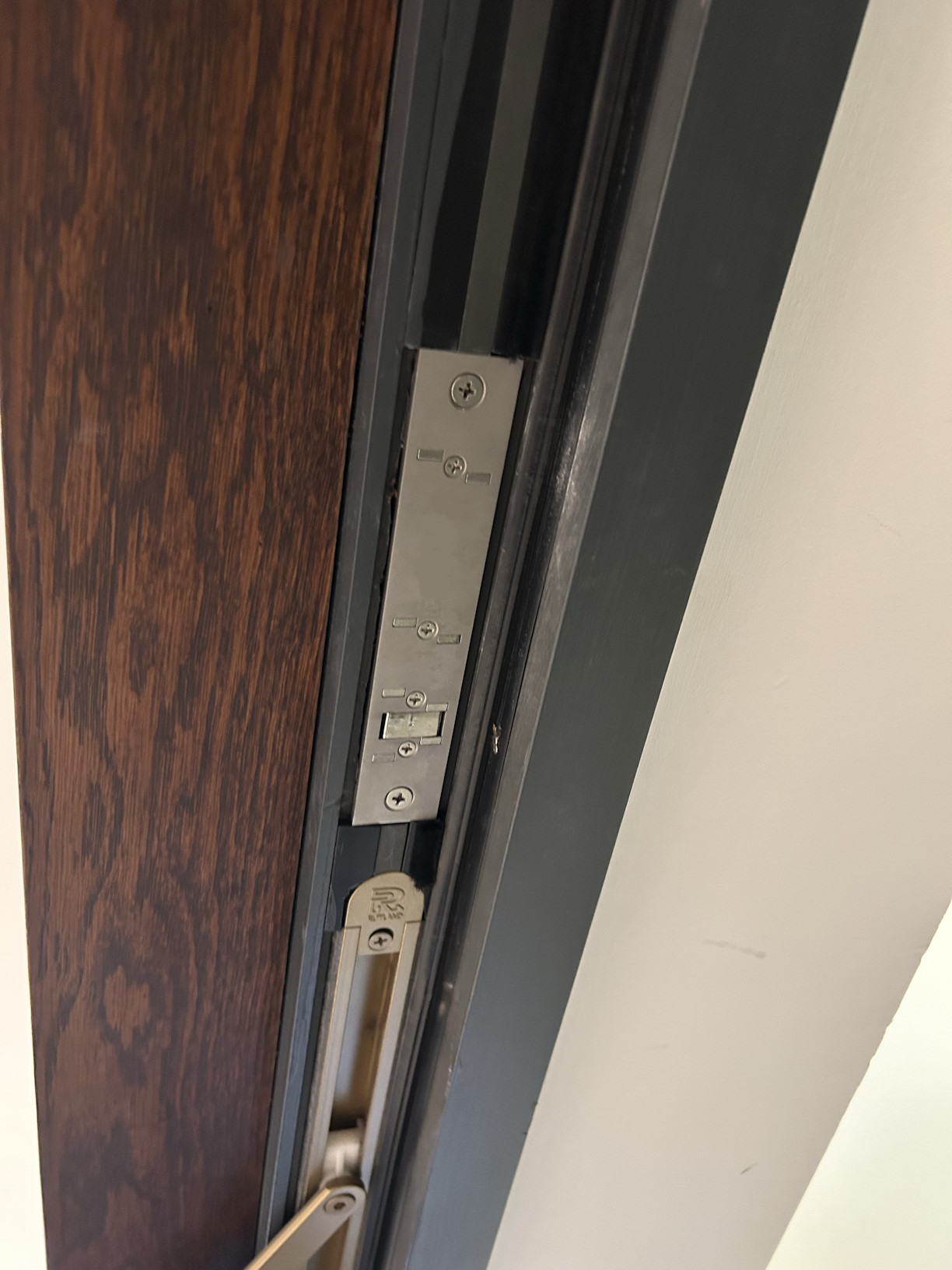 A lock was added to fully close and secure the door fitted with a door closer