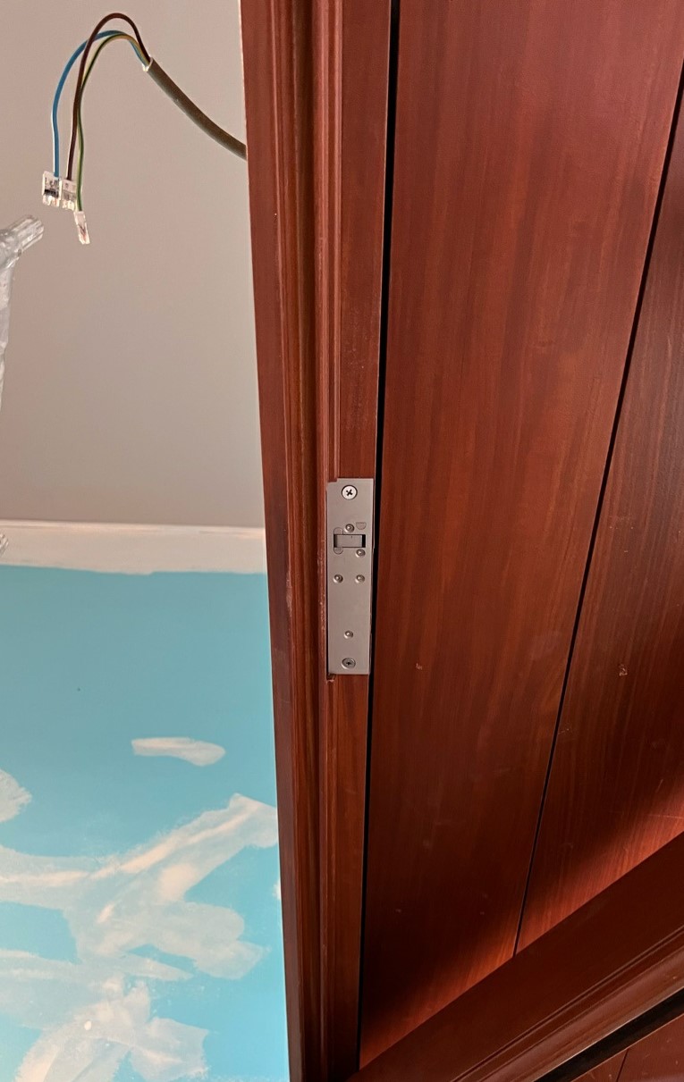 A new office building required a clean access solution so the lock was morticed into the header